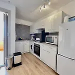 T3 Face A La Avec Terrasse Et Parking Prive A - Fr-1-338-587 아파트
