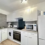 T3 Face A La Avec Terrasse Et Parking Prive A - Fr-1-338-587
