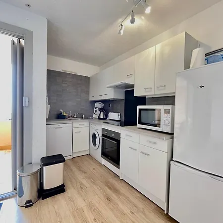 T3 Face A La Avec Terrasse Et Parking Prive A - Fr-1-338-587 Lejlighed